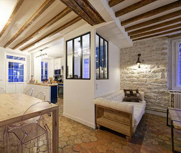 Décoration moderne et châleureux en harmonie avec l'histoire de la bâtisse