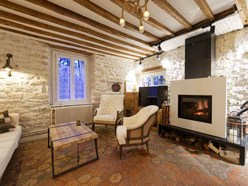 Intérieur Chaleureux alliant la pierre historique et la modernité